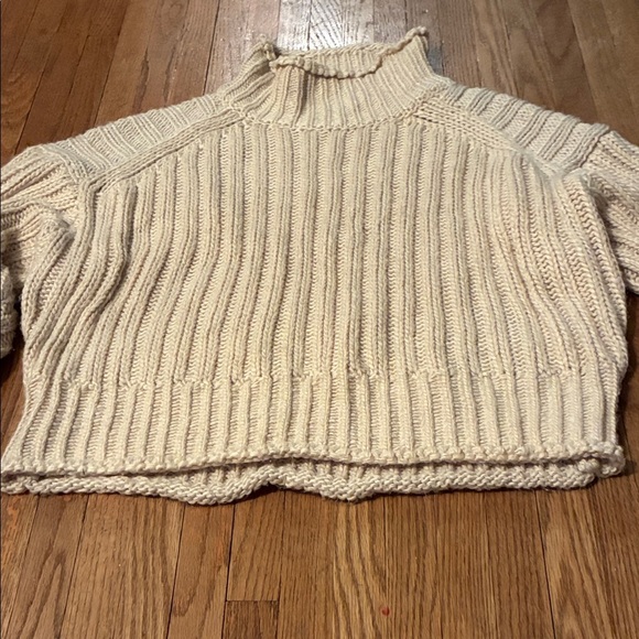 Lavon Cozy Cream Wool Ribbed Turtleneck Sweater - Picture 3 of 9